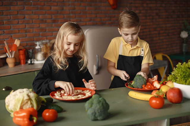 De l’ambiance dans la cuisine avec un enfant au four